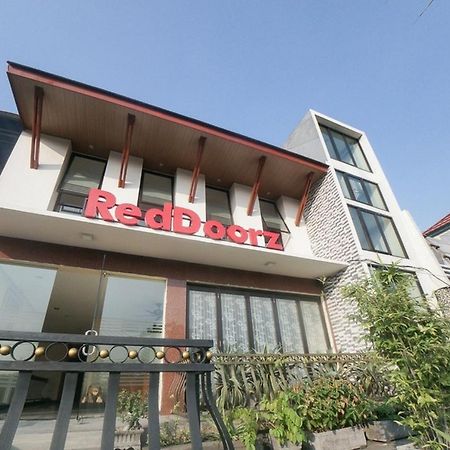 Reddoorz Plus Near Green Pramuka Square Mall Jakarta Exterior photo