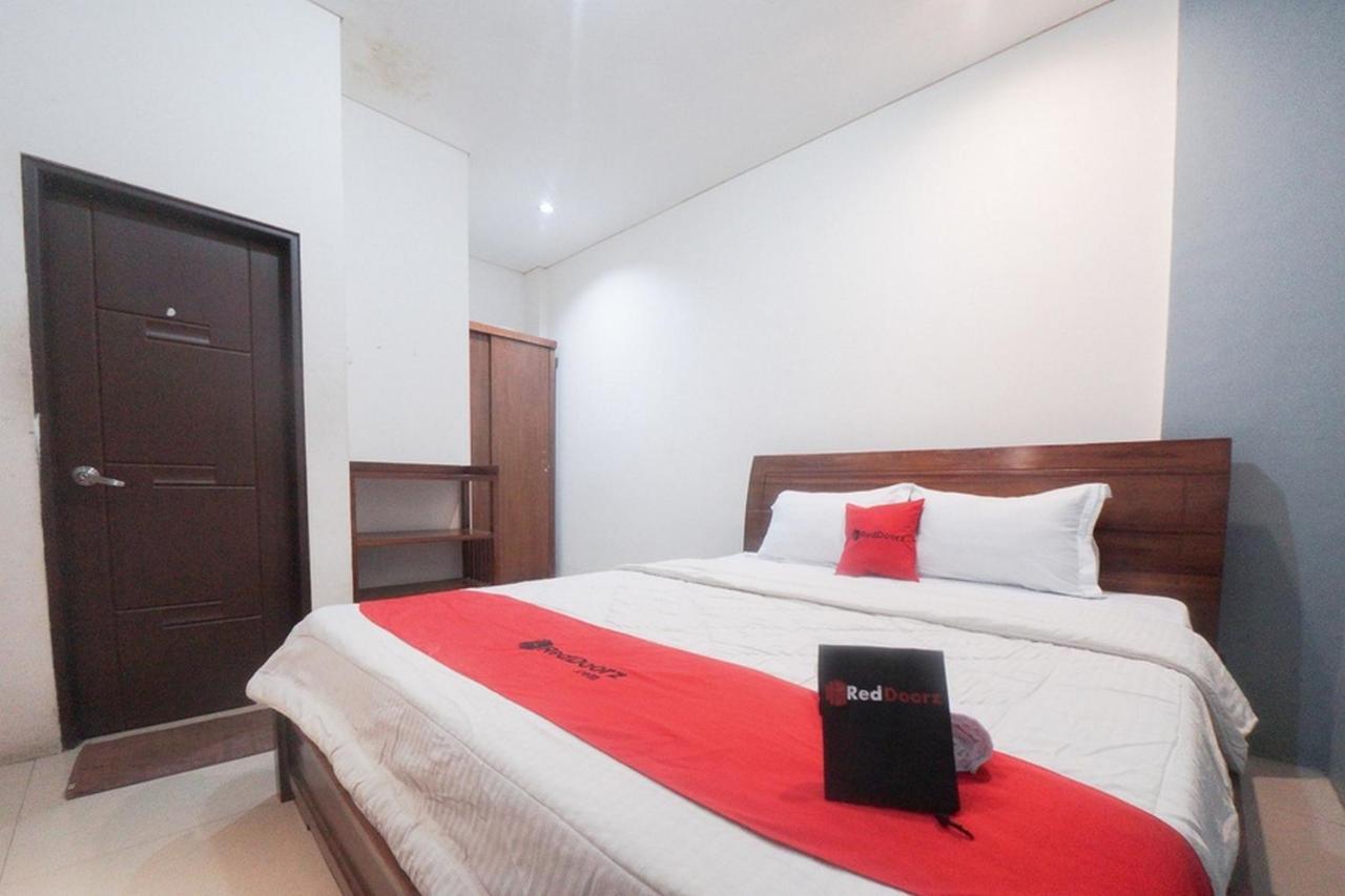 Reddoorz Plus Near Green Pramuka Square Mall Jakarta Exterior photo