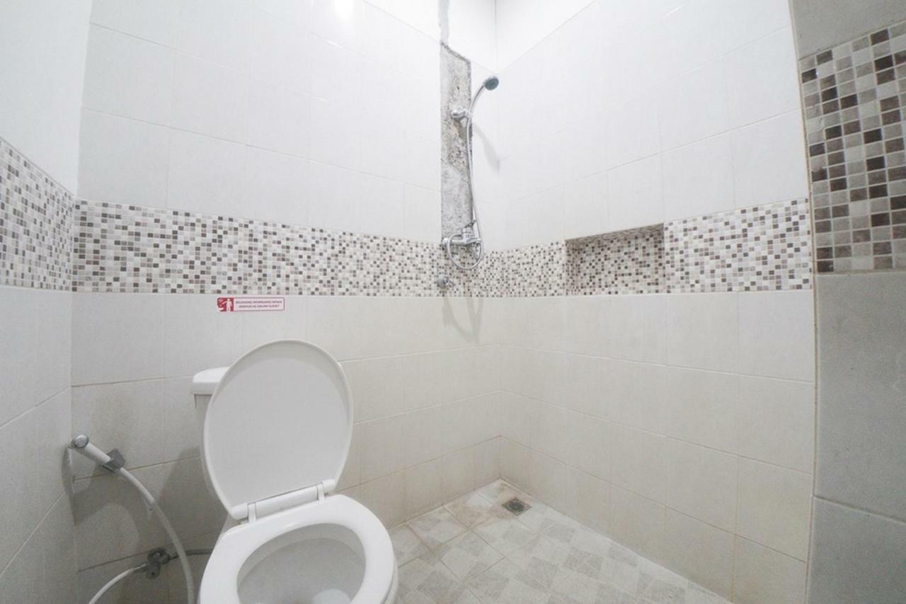 Reddoorz Plus Near Green Pramuka Square Mall Jakarta Exterior photo