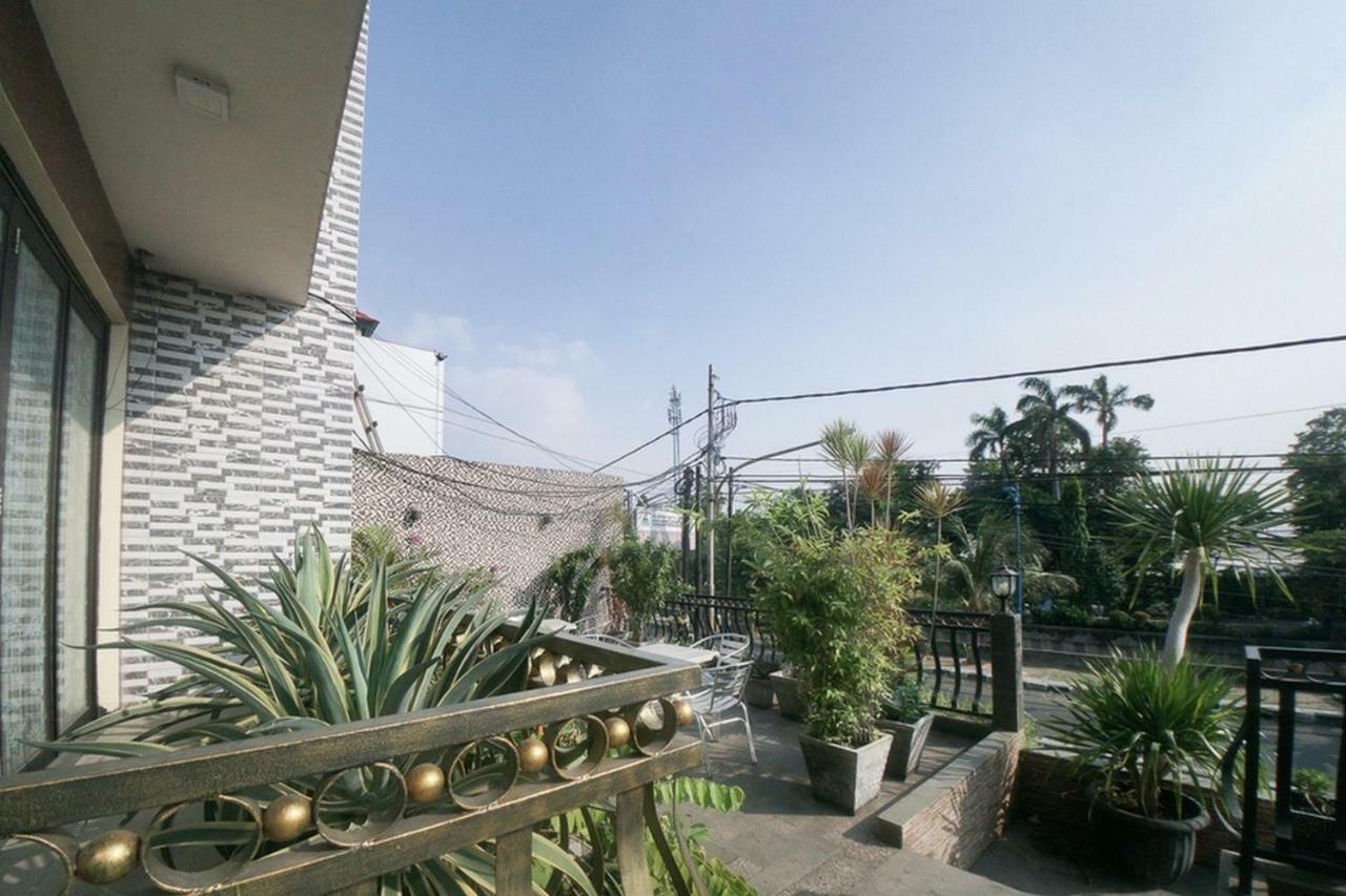 Reddoorz Plus Near Green Pramuka Square Mall Jakarta Exterior photo