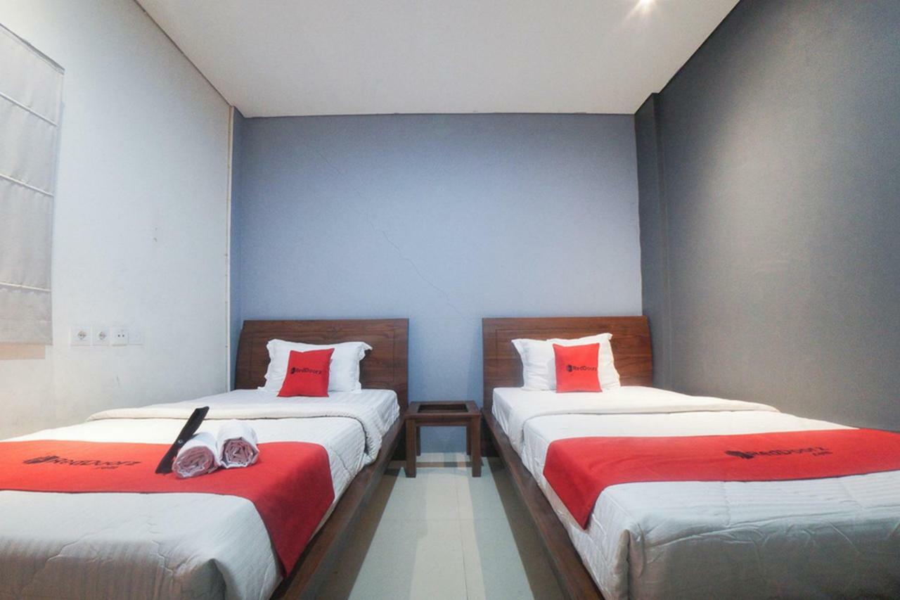 Reddoorz Plus Near Green Pramuka Square Mall Jakarta Exterior photo