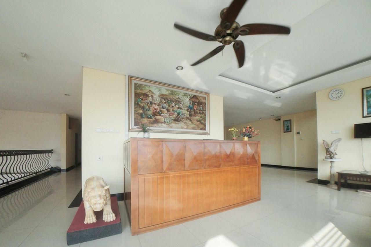 Reddoorz Plus Near Green Pramuka Square Mall Jakarta Exterior photo